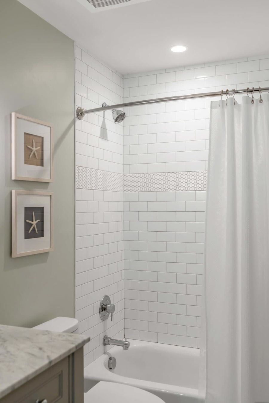Bathroom 8: Shower/tub
