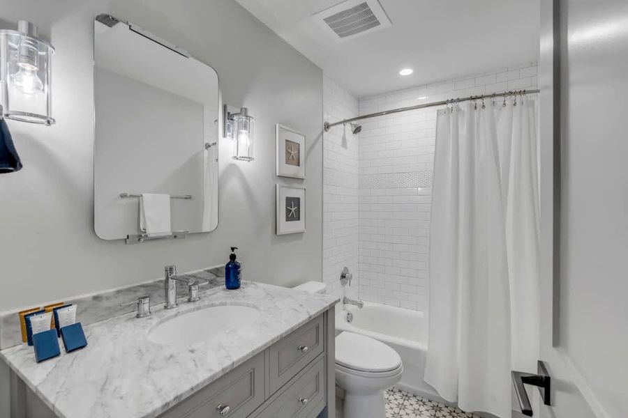 Bathroom 8: Shower/tub