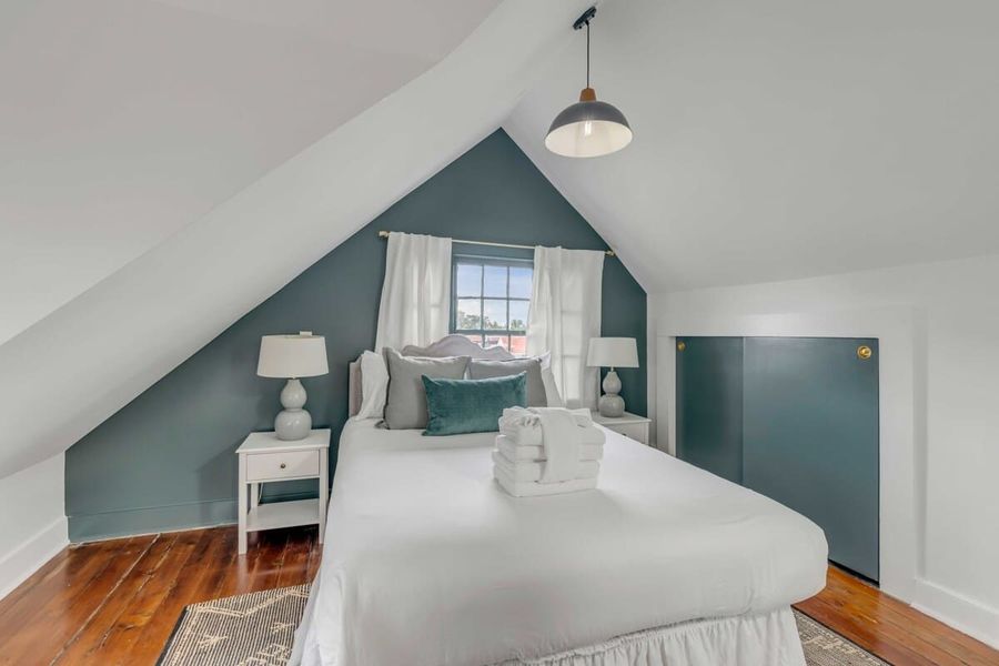 Bedroom 6: Queen Bed