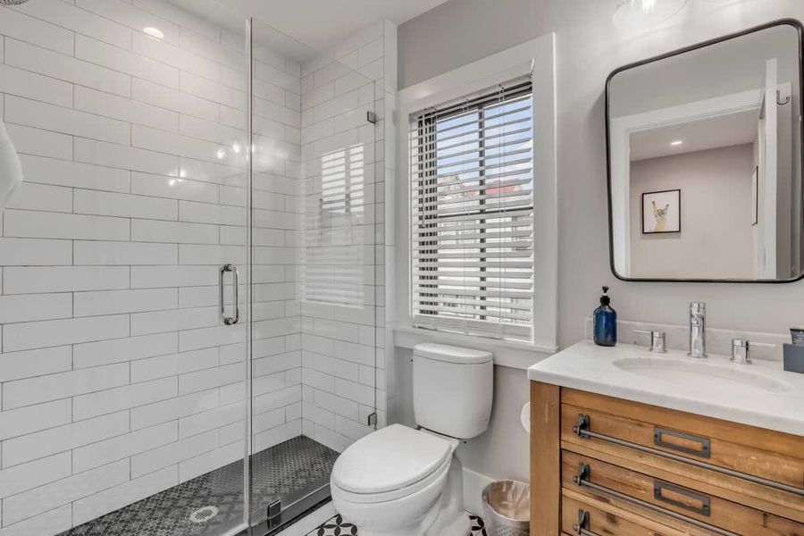 Bathroom 7: Walk-in shower