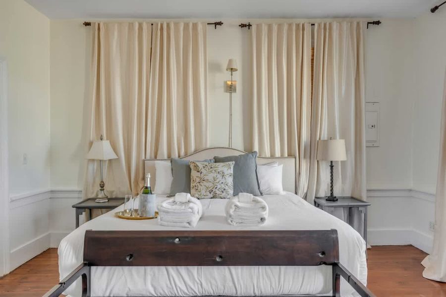 Bedroom 1: King Bed