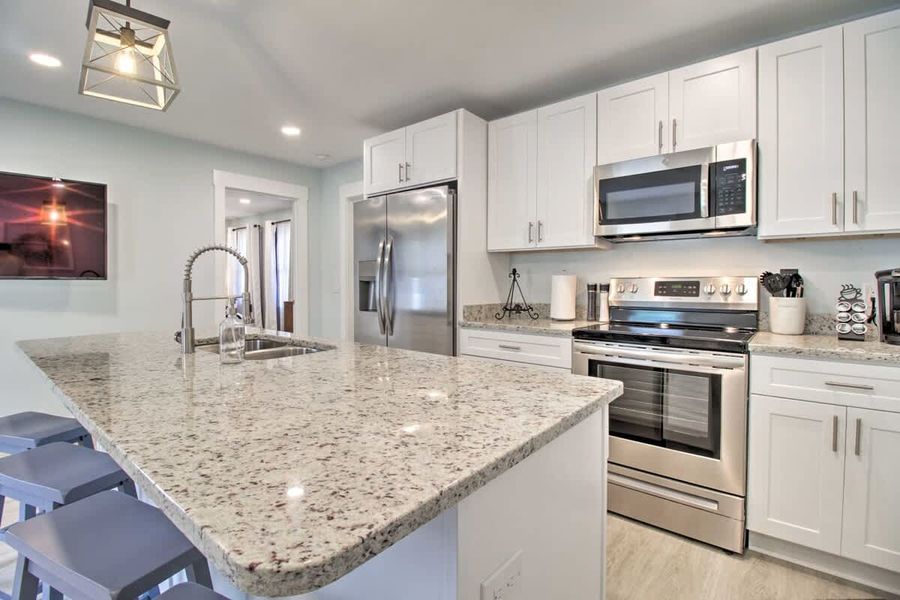 Fully equipped kitchen with kitchen island and seating