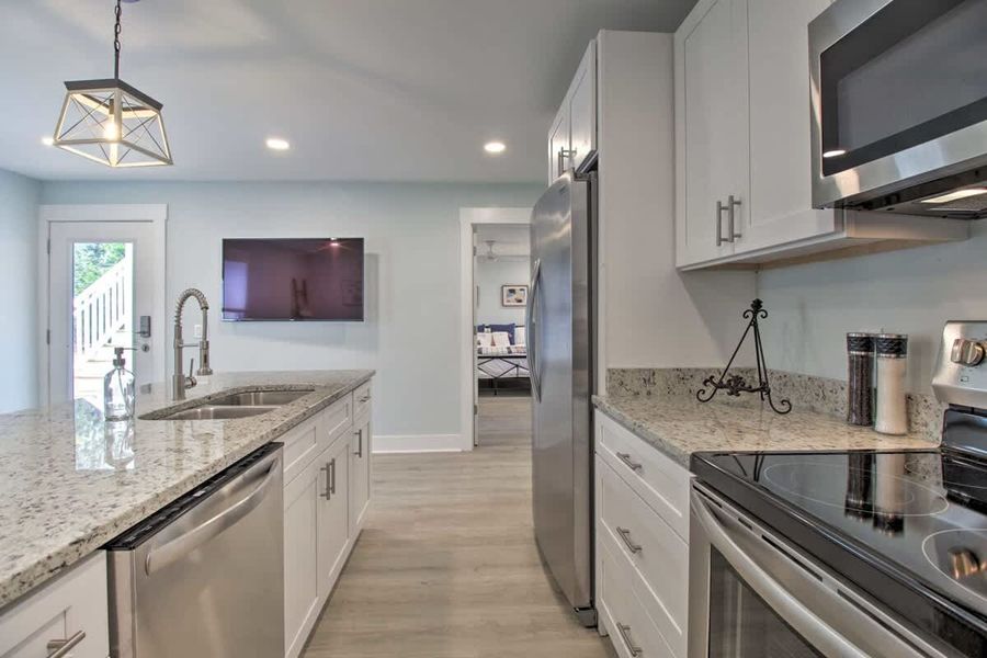 Fully equipped kitchen with kitchen island and seating