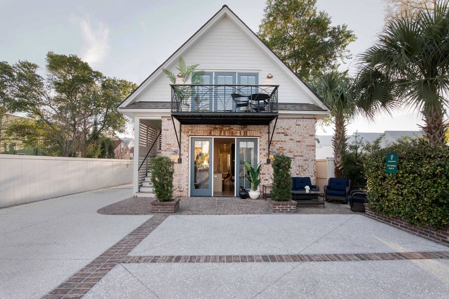 Welcome to the beautiful Chapel Compound in historic downtown Charleston!