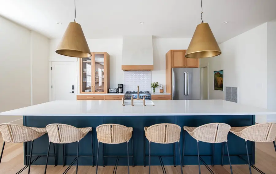 Fully equipped kitchen with 6 seats at the island