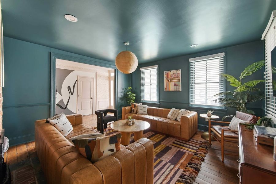 Spacious living room with plenty of seating for your group! 