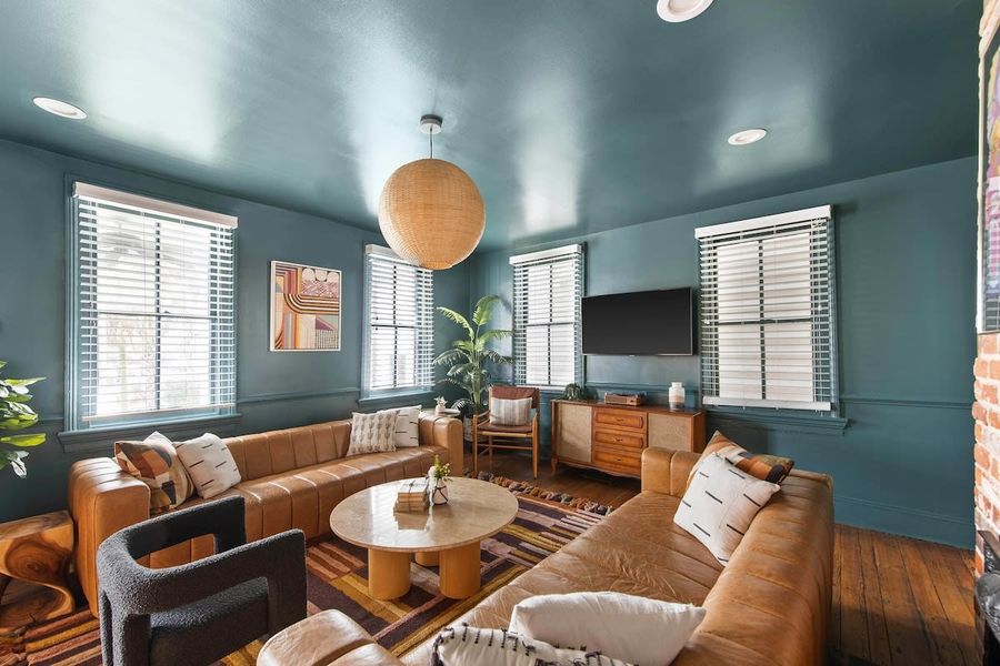 Spacious living room with plenty of seating for your group! 