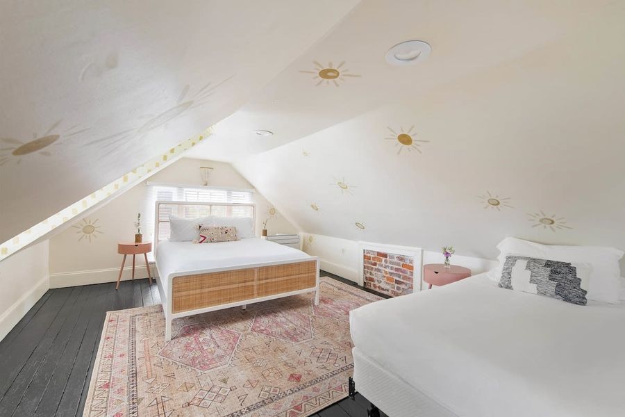 Bedroom #6: Queen Bed, 2x Single Beds, Pullout Sofa