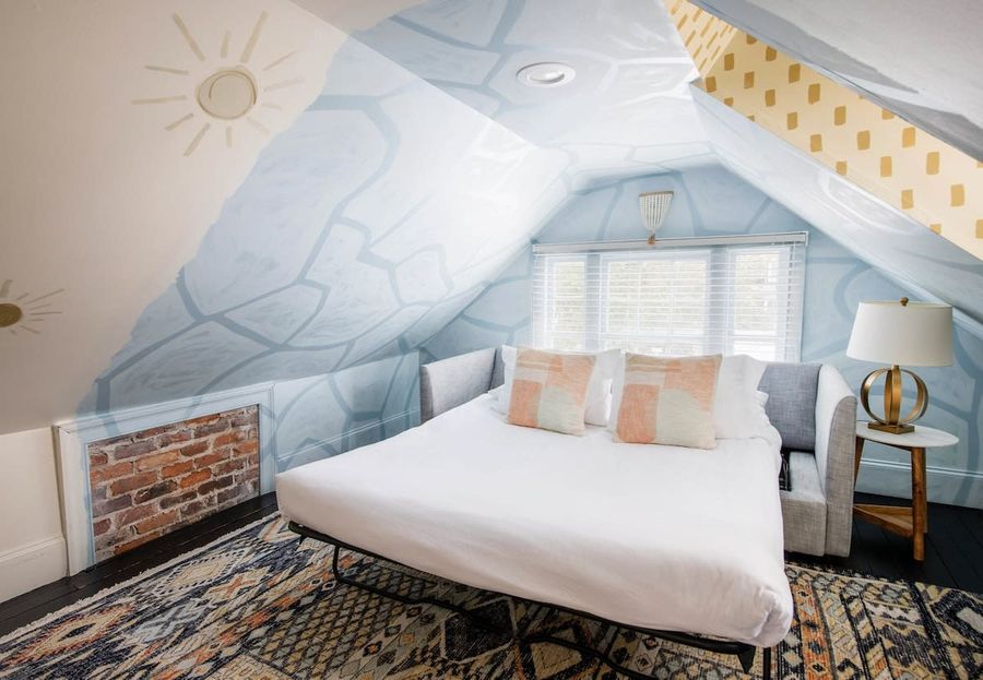 Bedroom #6: Queen Bed, 2x Single Beds, Pullout Sofa
