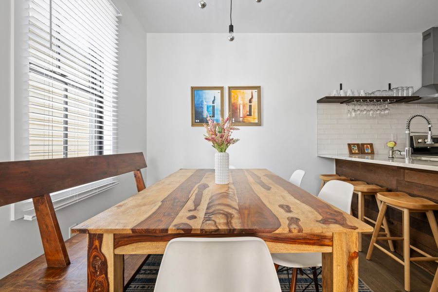 Open and modern living/dining concept!