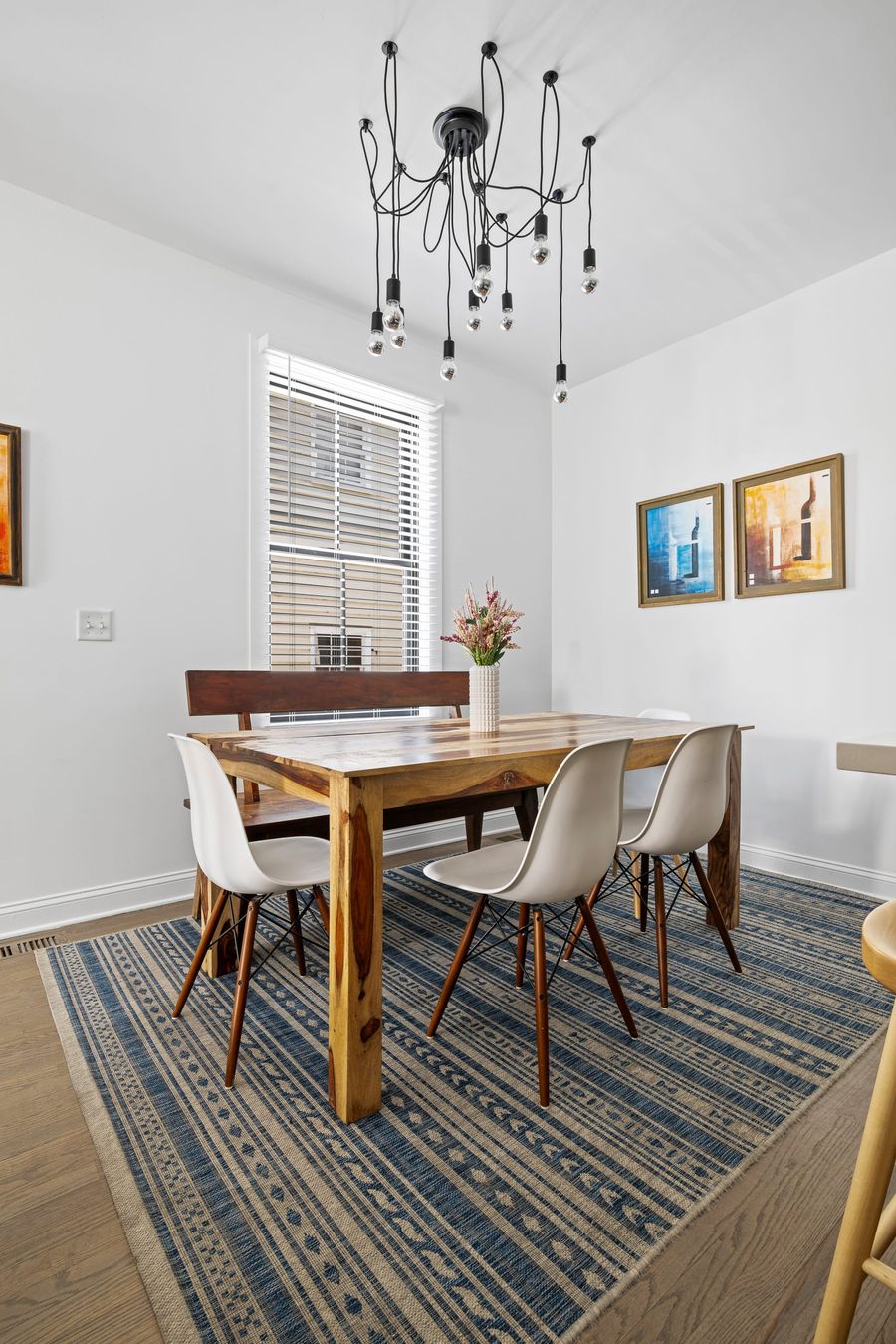 Open and modern living/dining concept!