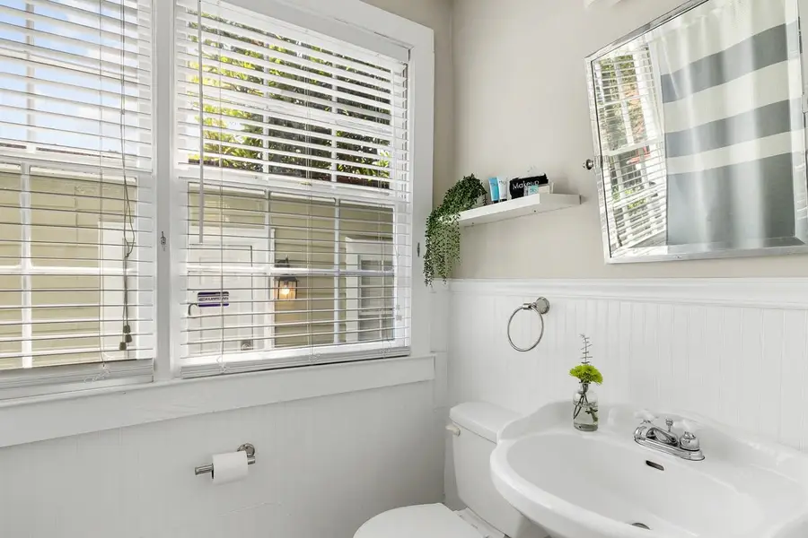 Bathroom #6: Shower/Tub combo