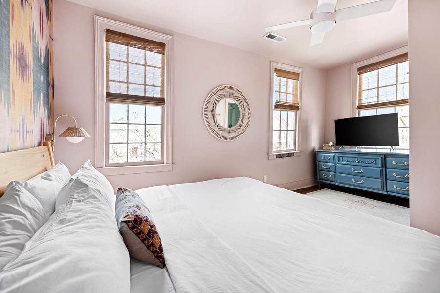 Bedroom #2: Queen Bed _