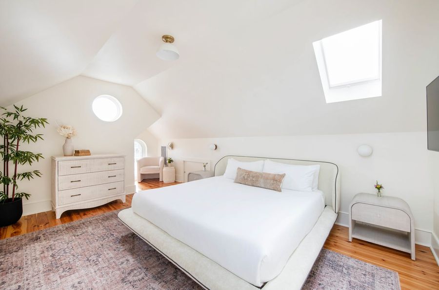 Bedroom 1: King Bed