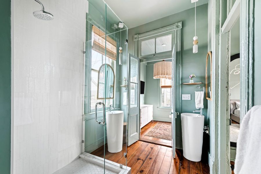 Bathroom 4: Walk-in shower