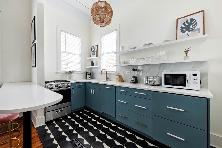 Fully equipped kitchen with everything you need to cook a meal with 2 seats on the island!