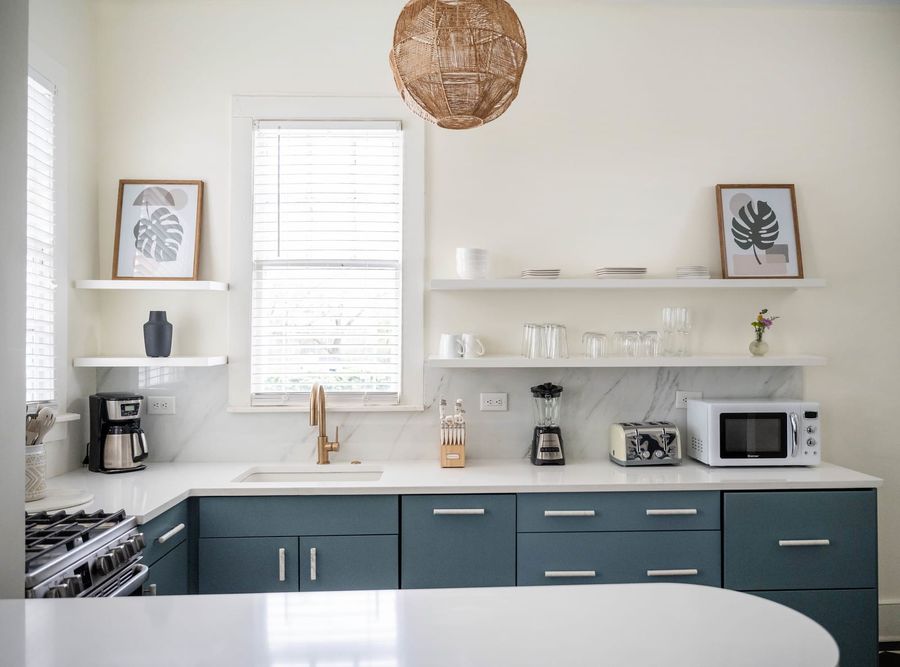 Fully equipped kitchen with everything you need to cook a meal with 2 seats on the island!