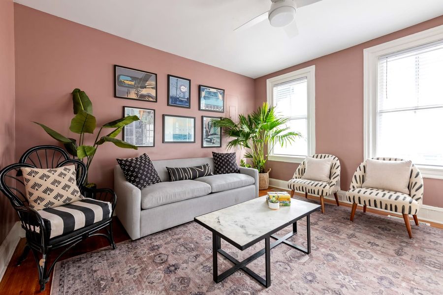 Professionally designed living room space w/ pullout sofa