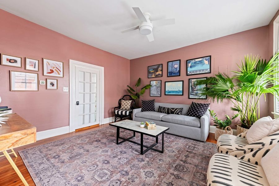 Professionally designed living room space w/ pullout sofa