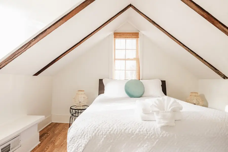 Bedroom 1: Queen Bed 