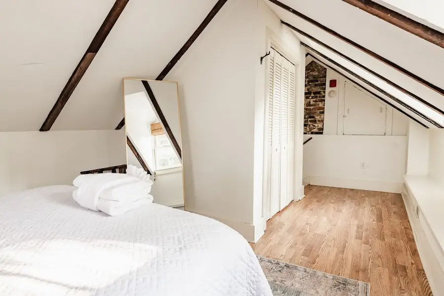 Bedroom 1: Queen Bed 
