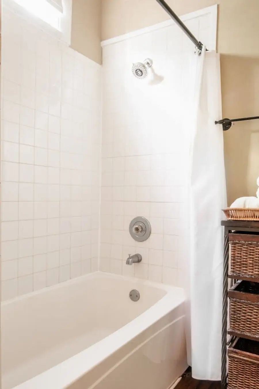 Bathroom 1: Shower/Tub 