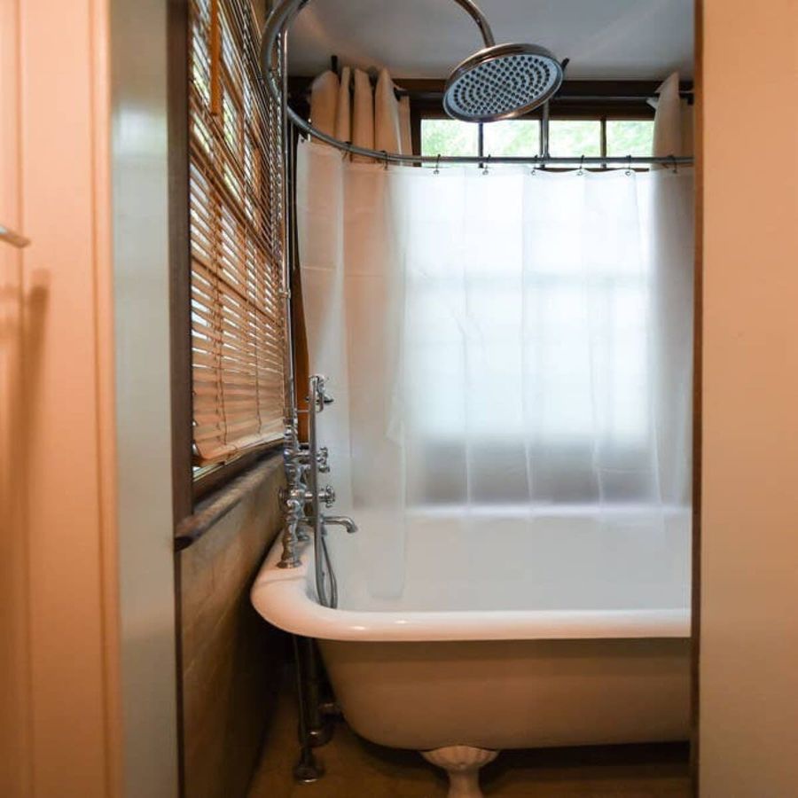 Full bath with shower/tub 