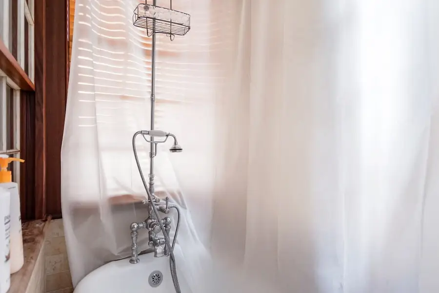 Full Bathroom: Shower/Tub 