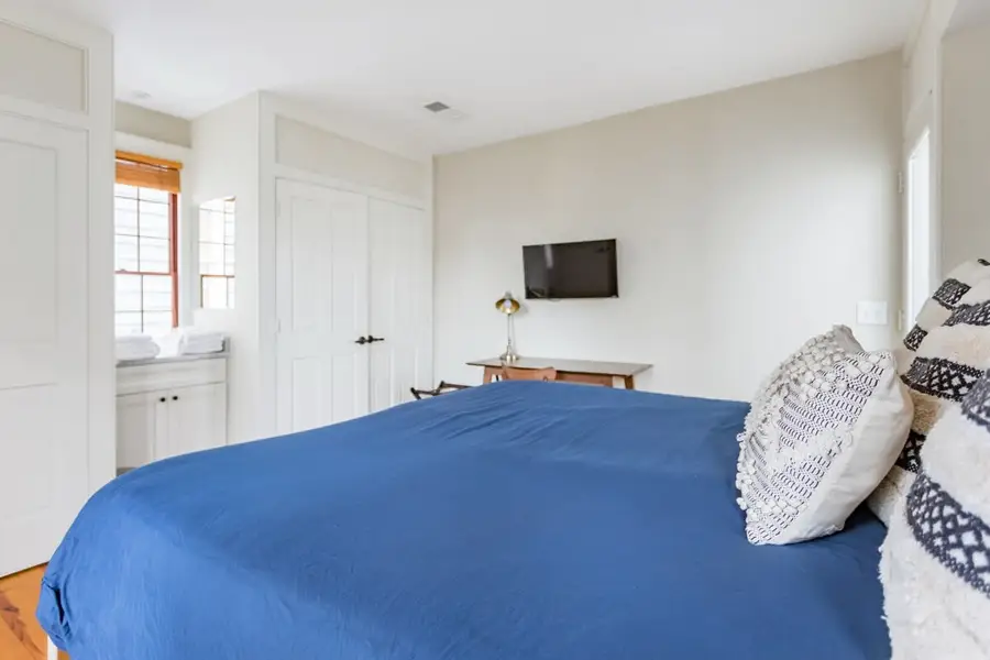Bedroom: King Bed + TV 
