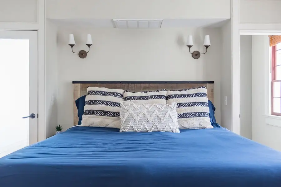 Bedroom: King Bed + TV 
