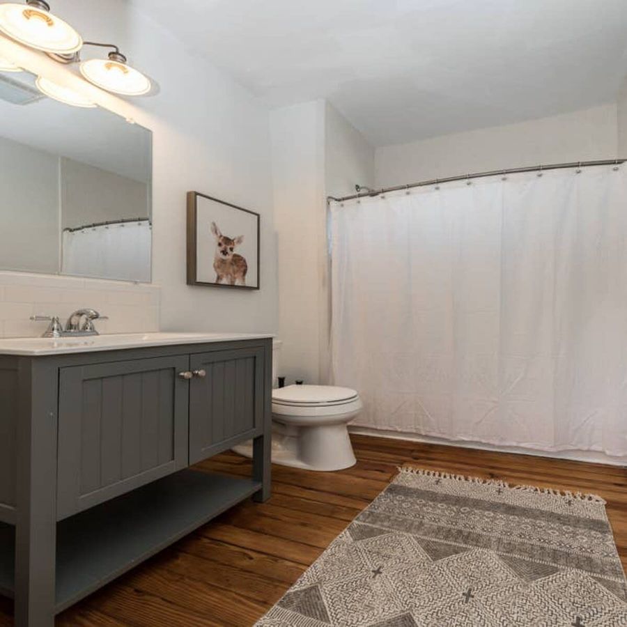 Newly renovated full bath!