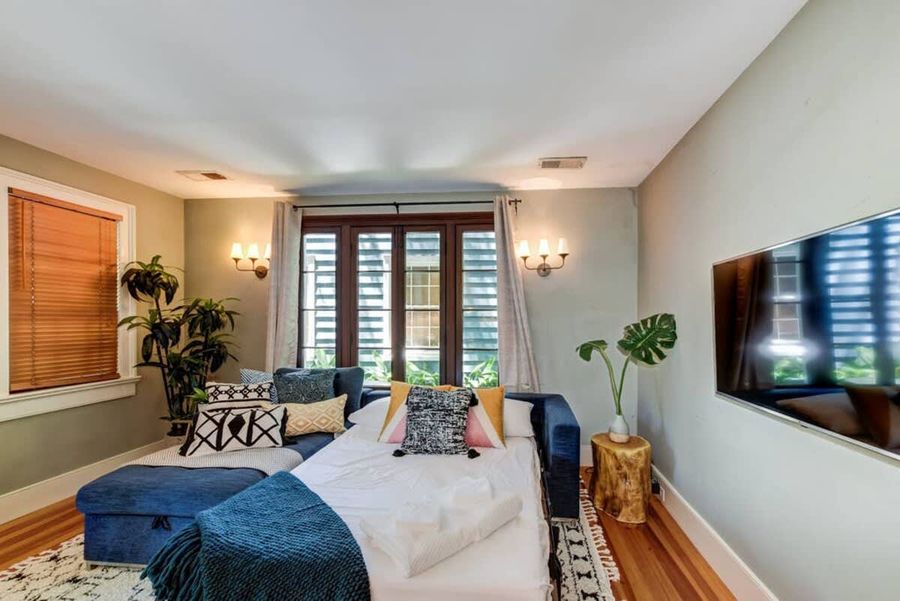 House # 3: High-End Memory Foam, Queen Size Sleeper Sofa, with TV and 1/2 Bath!