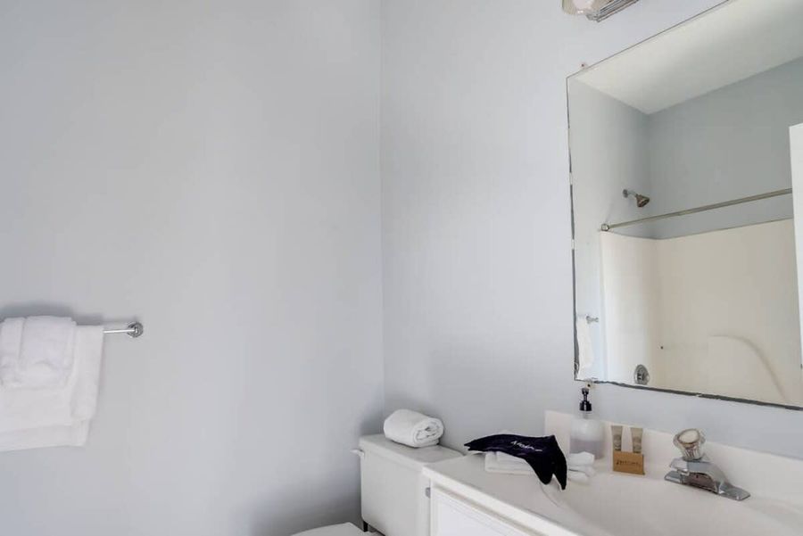 En-suite Full Bathroom