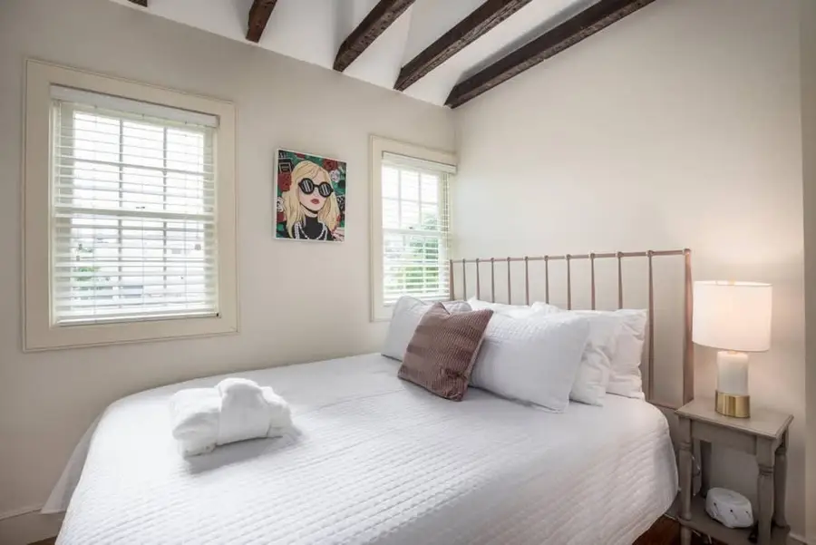 Bedroom 5: Queen Bed + TV