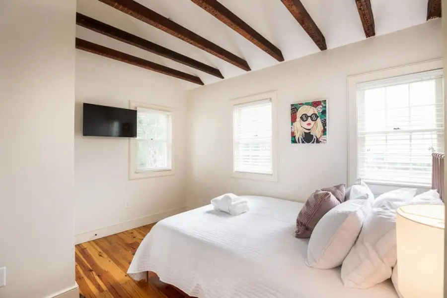 Bedroom 5: Queen Bed + TV