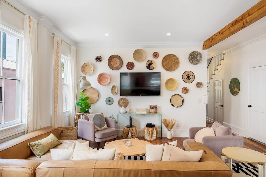 Living room with plenty of seating for your group! 