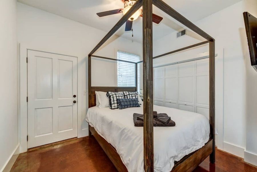 4th Bedroom / Downstairs Queen