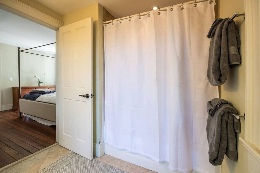 Bathroom 1: Shower/tub combo