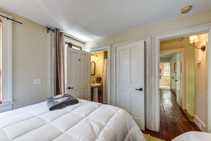 Bedroom 2: Two Queen Beds + ensuite