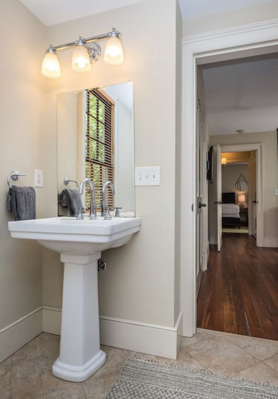 Bathroom 1: Shower/tub combo