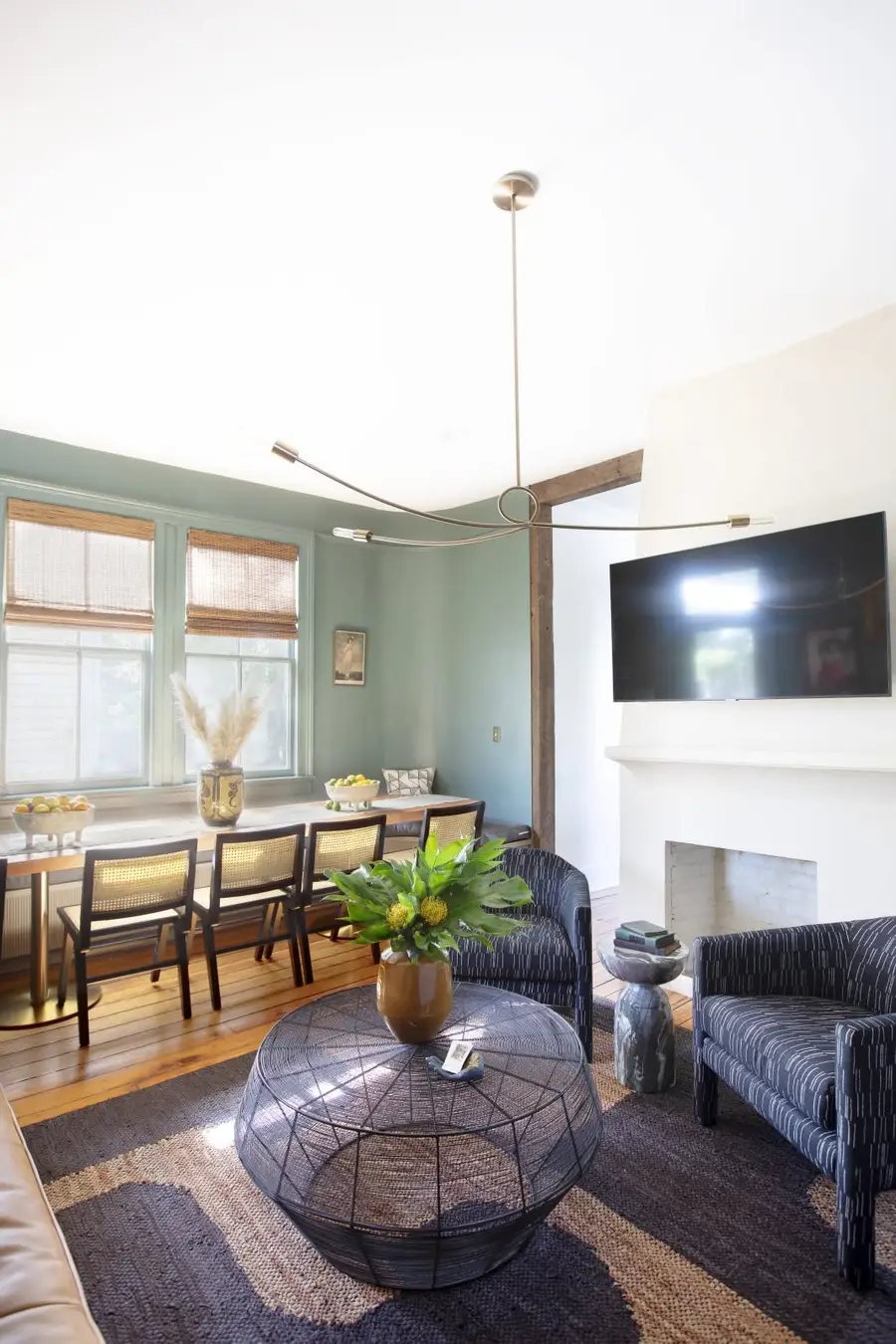 Plenty of seating space for your group between all 3 living room spaces :)
