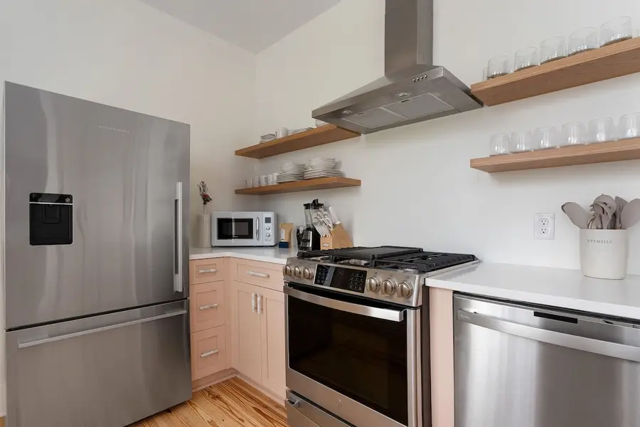 Fully equipped kitchen with dining seating 