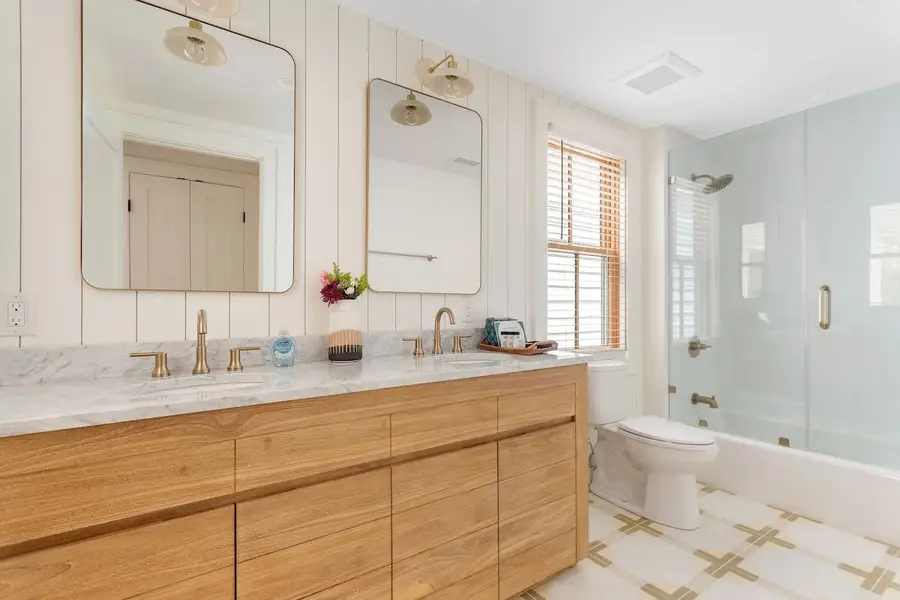 Bathroom #1: Shower/Tub + Double Vanity 