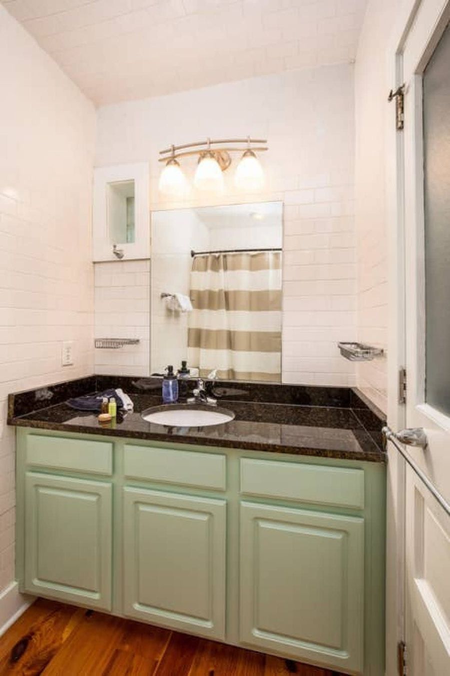 Bathroom 1: Shower/Tub 