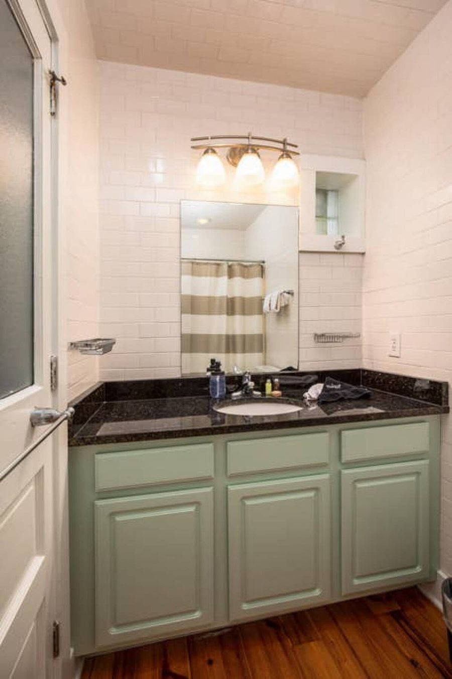 Bathroom 4: Shower/Tub
