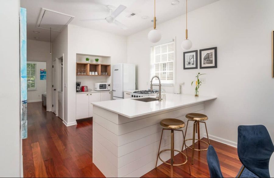 Fully-equipped kitchen with basic cookware and service for 6!