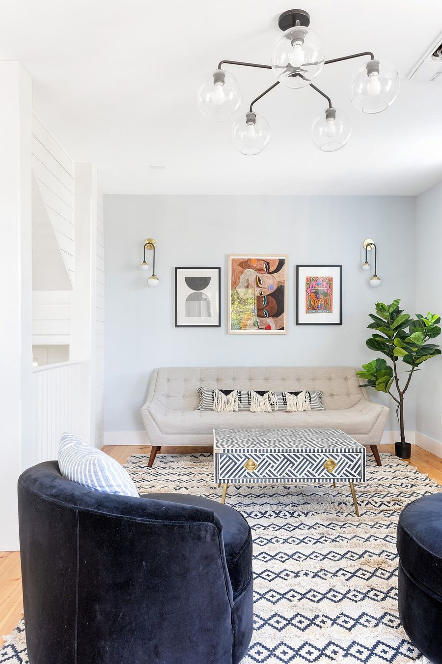 Living Area with Plenty of Seating for Everyone!