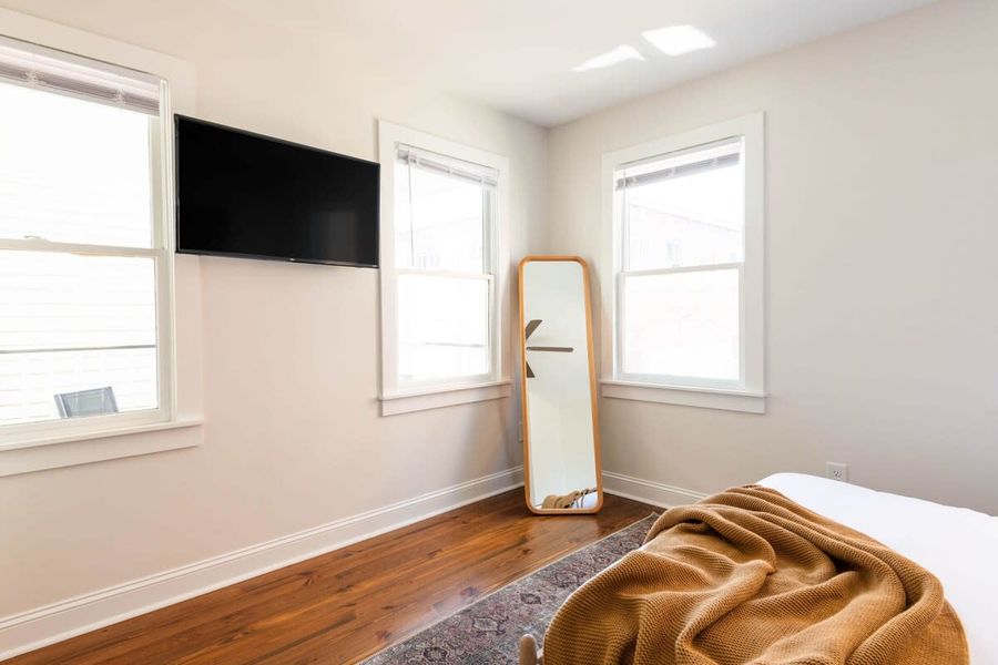 Bedroom 1 : Queen Bed + TV + Ceiling Fan