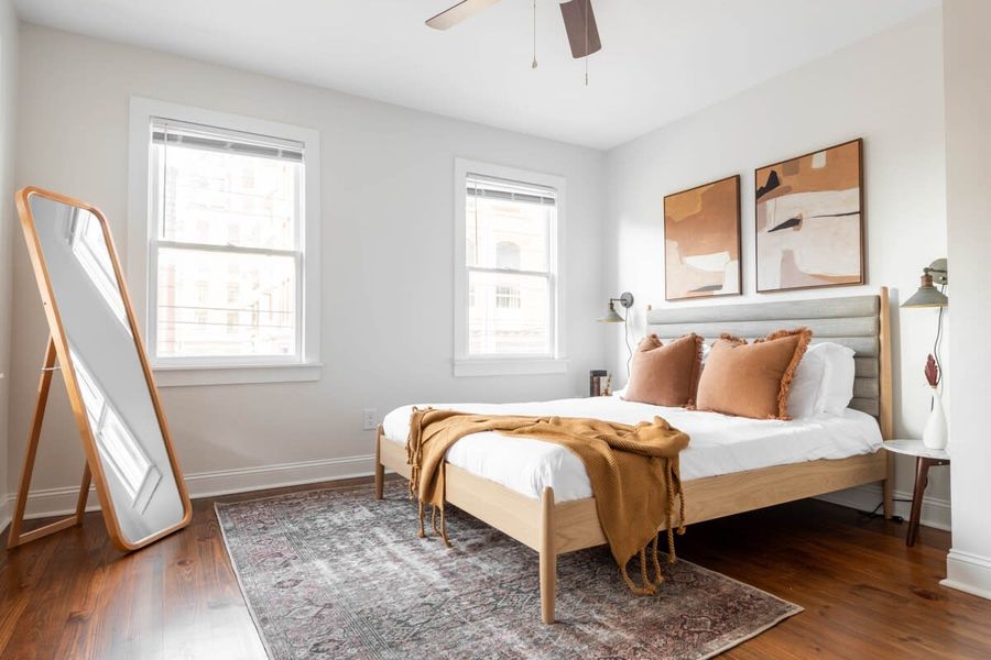 Bedroom 1 : Queen Bed + TV + Ceiling Fan