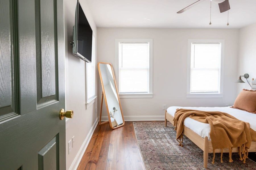 Bedroom 1 : Queen Bed + TV + Ceiling Fan